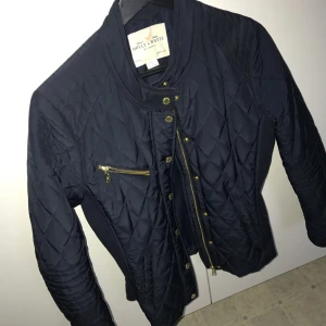  - Säljer en jacka,inköpt på Lindex. Knappt använd, 