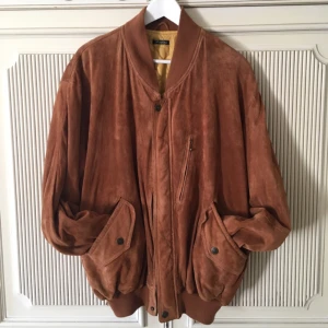  - Oversize bombarjacka i mocka. Svinfin, underbar färg men inte rätt modell för mig! För fin för att samla damm. Gott skick! OBS! Köparen står för ev frakt.