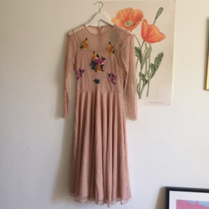  - Klänning från Asos, nypris 705kr, aldrig använd. Ärmarna behöver dock fållas! 🌟🌟 Länk till klänningen online för att se hur den är på: http://m.asos.com/asos-tall/asos-tall-dobby-floral-embroidered-midi-skater-dress/prd/7911746?clr=nude&SearchQuery=Tall+dobby&pgesize=9&pge=0&totalstyles=9&gridsize=2&gridrow=2&gridcolumn=1