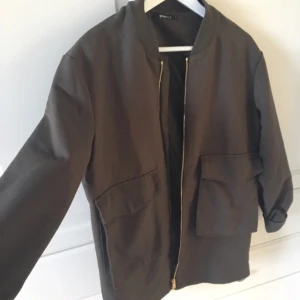  - Grön lite längre bomberjacka från Gina trixig Sparsamt använd. 