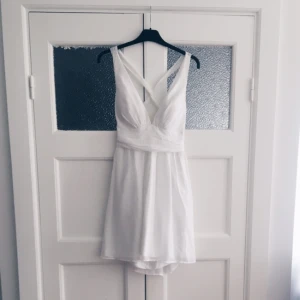  - Vit klänning från Nelly, kors i den öppna ryggen! Köpare står för eventuell frakt 