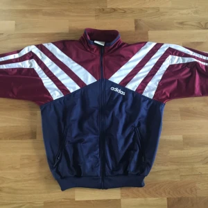  - Supersnygg second hand adidas wct-tröja!!! 90s såklart!!! Vinröd, marinblå och vit! Så himla snygg och om du frågar mig snyggast på oversize!😀✨♥️♥️♥️ passar alla oavsett kön!👍🏼  Eventuell frakt betalas av köparen😙😙✨