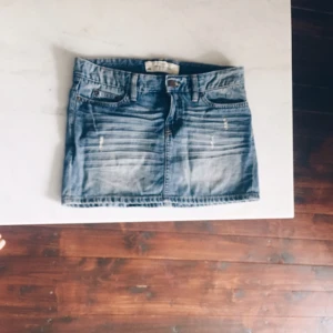  - Jeanskjol från H&M, sparsamt använd. Köpare står för eventuell frakt 