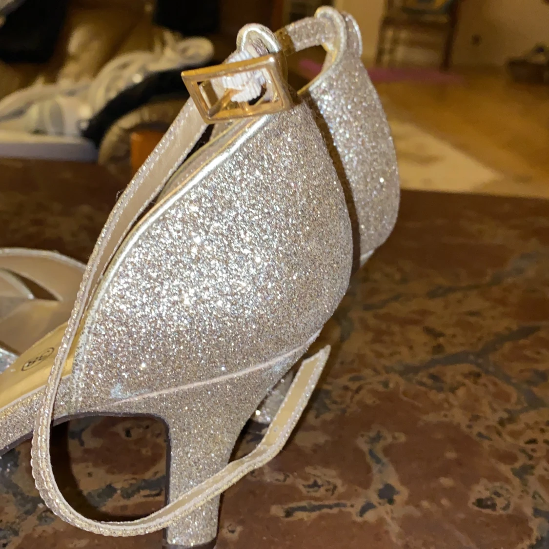 Högklackade gulliga skor - 90