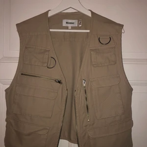 Weekday väst  - Säljer min fina väst från Weekday pga aldrig använder. Den är använd 1gång därför i väldigt bra skick! Storlek 36 men den funkar lika bra som 38! Köpte för 600kr, säljer för 300kr + frakt 🥰