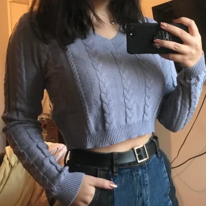 S-M - En galet skön och mjuk tröja från shein. Endast testad och säljer på grund av att jag råkade köpa två. Den är storkel M men jag är S och den sitter perfet. 