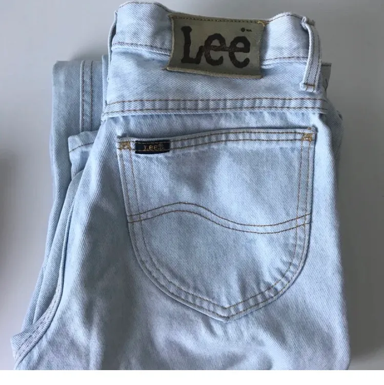 Säljer dessa supersnygga jeans från lee som jag köpte här ifrån Plick! 🌟🌟Bilderna är lånade och tjejen på bilden är 173 cl lång, står w27 men skulle säga att de passar 26-28🥰. Jeans & Byxor.