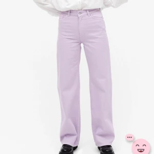 Lila Yoko jeans - Säljer dessa supersnygga lila jeans. Från monki i modellen Yoko. Storlek w28. Bra skick. Skriv privat om bilder eller andra frågor