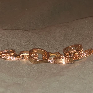 Ringar - Guldfärgade ringar. Aldrig använda. 10kr/st. Köparen står för frakt. Kan skicka fler bilder vid intresse!