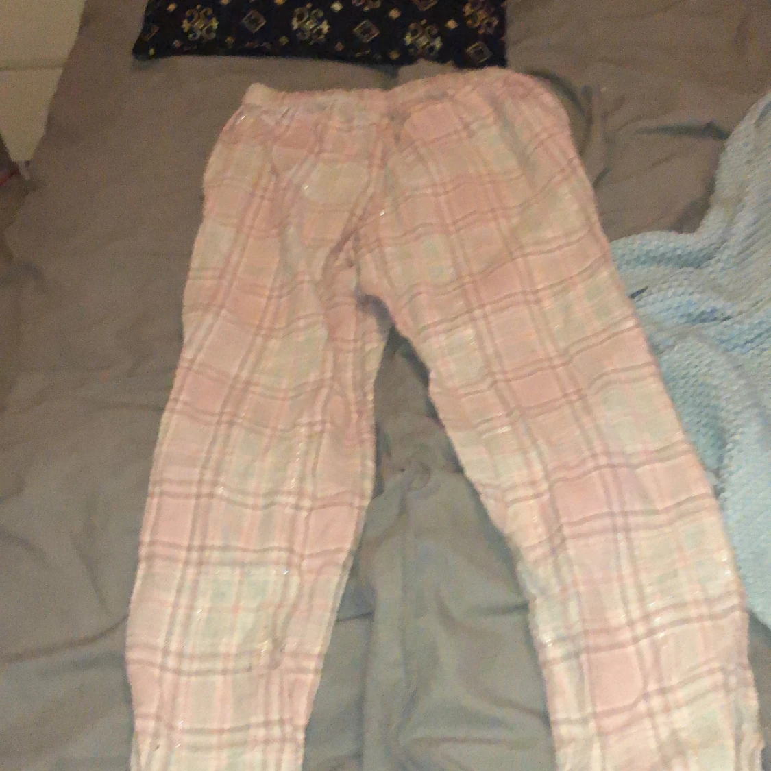 Säljer detta pyjamasbyxor som tyvärr inte går till användo hos mig:( Och liten roset i midjan. - 90