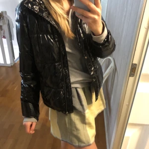 Glansig dunjacka  - Snygg och trendig dunjacka, påminner om en moncler, från Modström i storlek S (36)🦋 Säljer då den ej kommer till användning!