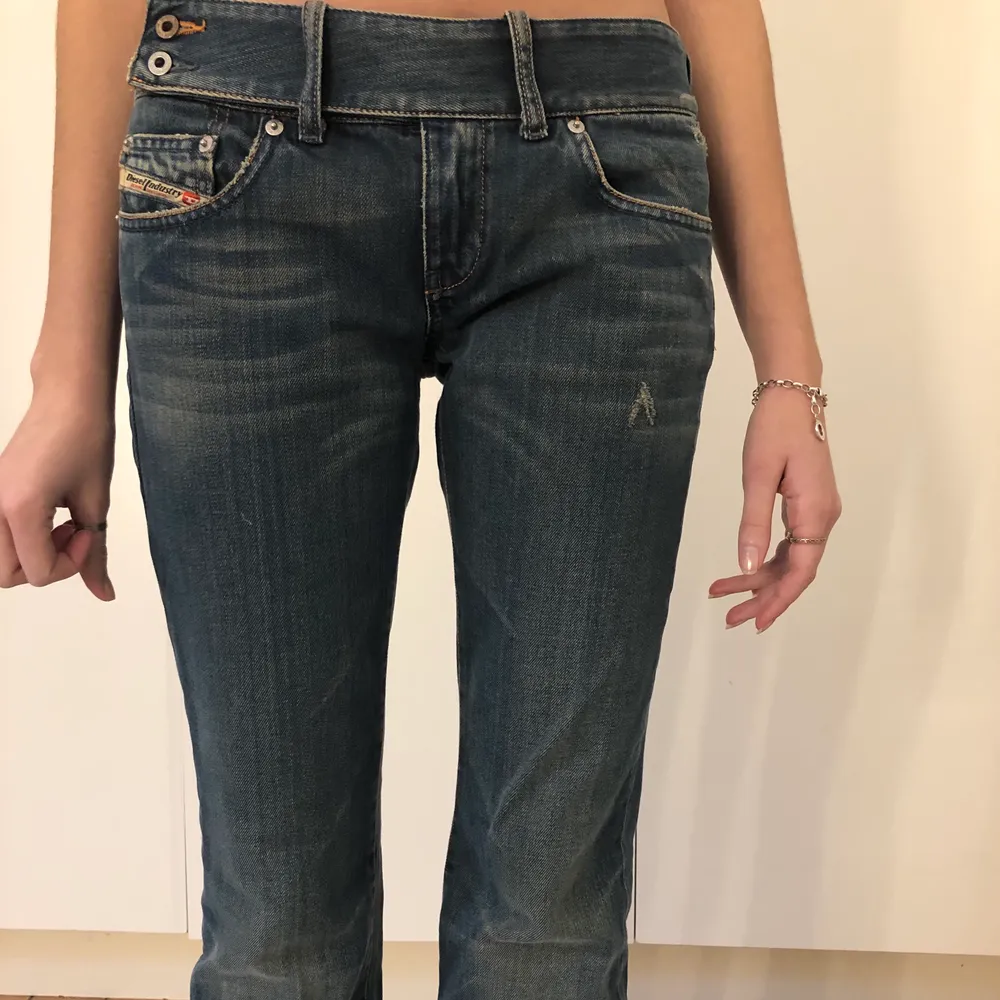 Lågmidjade jeans från Diesel med fint skärp. Det står storlek 29 men passar någon som har waist 25/26. . Jeans & Byxor.