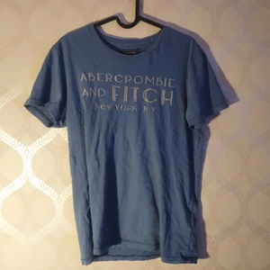 vintage abercrombie t-shirt - Riktigt snygg abercrombie T-shirt med vintage stuk. 50kr plus frakt. sitter som S. OBS: rabatt ges vid köp av flera plagg