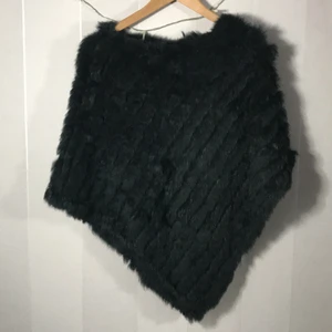 Äkta päls poncho - En äkta päls poncho av kanin päls jag knappt använt och köpt för 600kr. Den är jätte mysig & len men är helt enkelt inget jag använder längre😊 Pris går alltid att diskutera. Köparen står för frakten och fler bilder/ videos kan skickas💗