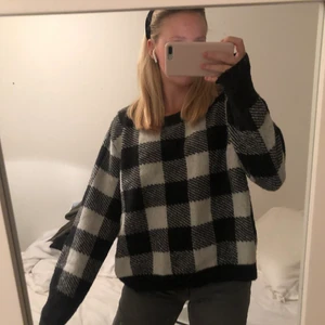 Stickad tröja  - As skön stickad rutig oversized tröja som knappt är använd, så varm och skön 