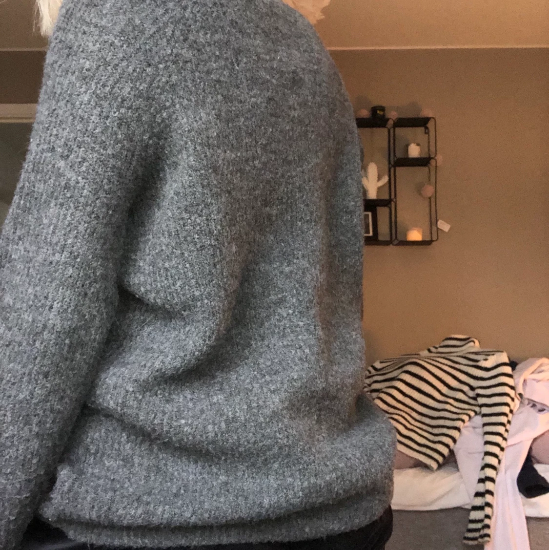 GRÅ STICKAD TRÖJA  - 90