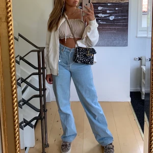 Jeans - Raka högmidjade jeans i storlek 28 i midjan. Jag är 165 cm och det går ner till marken när jag har skor på mig!💕