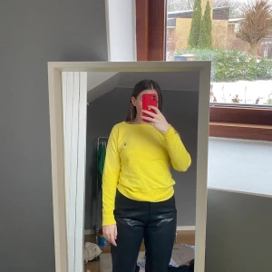 Tröja från Ralph Lauren - Gul tröja. Använd men i bra skick.