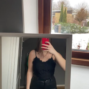 Bodysuit från missguided  - Svart bodysuit från missguided med spets upptill. Använd en gång. Dragkedja bak och knäppe.