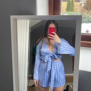 Playsuit från nakd - Jättefin somrig playsuit från nakd. Storlek 38 från Andrea hedenstedts kollektion. Använd en gång så är i nytt skick. 