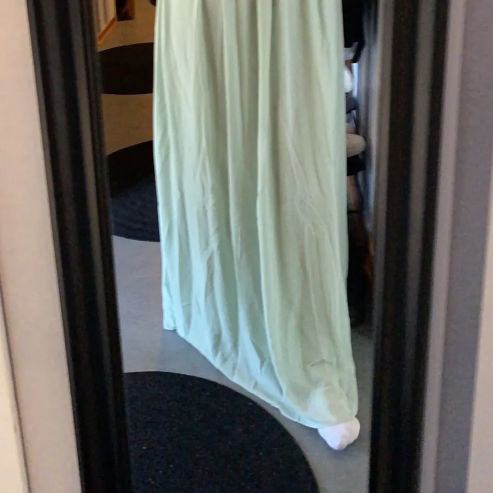 Jättefin balklänning från bubbelroom som endast är använd 1 gång. Har sytt till den lite vid urringningen. Den är lång (jag är 170) men funkar med lite klackar. Om man då inte är längre än 170. Köparen står för frakt. Nypris: 600. Klänningar.