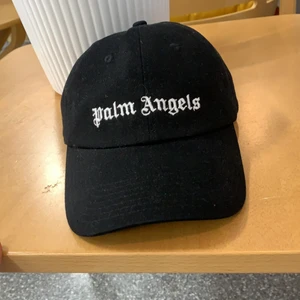 Palm angels keps  - Palm angels keps från farfetch för 1000 kr. Köp för 800 kr eller trades för samma pris. Köparen står för frakt 