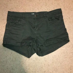 H&M shorts - Shorts storlek 42, passar mer som 38 dock.  Kan skickas mot fraktkostnad. Kan även mötas upp på backaplan/nordstan i Göteborg 