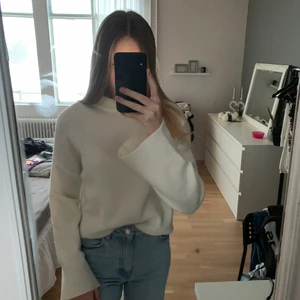 Stickad tröja  - Jätte fin stickad tröja från Na-kd, använt få gånger. Ballong armar 