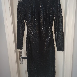Paljettklänning strl 38 - Sjukt snygg klänning från MADLADY. Använd en gång på nyår för något år sedan, men har inte kommit till användning igen. En knapp i nacken är borta, så priset är ganska mycket nedsänkt för det💗
