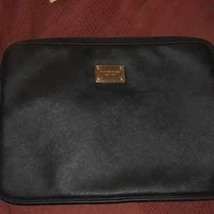 Michael Kors datorväska - Datorväskan är äkta och från Michael kors. Den är i mycket bra skick, materialet är läder vilket är perfekt som skydd mot vädret. 