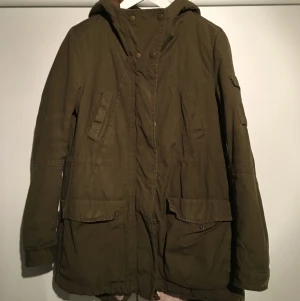  - Militärgrön vårjacka med luva
