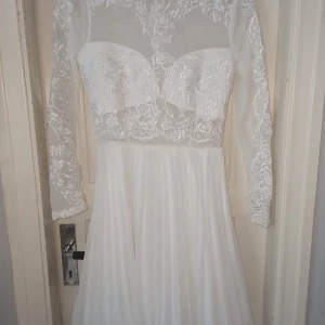 Vit klänning  - fin klänning som jag köpte från Nelly.com för några år sedan. Klänningen kommer från ett annat märke, men kommer inte ihåg märkets namn eftersom att jag klippte av lappen i nacken på den😅 klänningen är i storlek 36, men passar också 38💗 använd två gånger