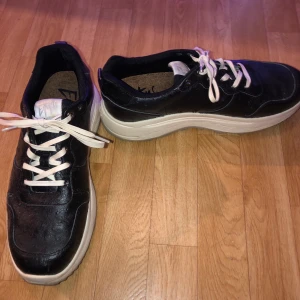 Eytys skor - Dom är som helt nya inte slitna då dom Max använts två gånger frakten ingår✨