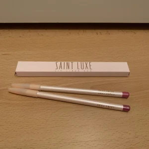 2 st läppennor - 2 st rosa läppennor. Helt oanvänd och plasten sitter kvar.