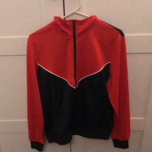 Dun jacka - Snygg jacka från monki i nyskick! Perfekt till en promenad utomhus! Bud från 100 kr! Helt ny! Frakt ingår inte!