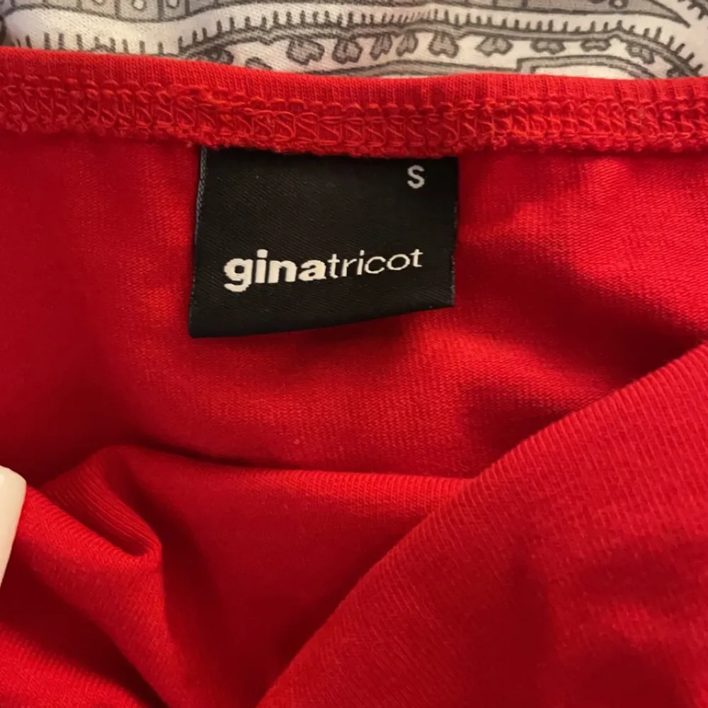 Rött linne från Gina Tricot i storlek S ❤️🌸. Toppar.