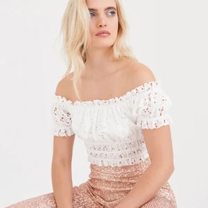 Top Svart (36) - En svart off shoulder topp från Ginatricot som jag enbart testat men inte använt. Köptes för 259 kr. Toppen är i spets med korta ärmar och resår nertill. Tyg under spetsen framtill som täcker bröstkorgen.