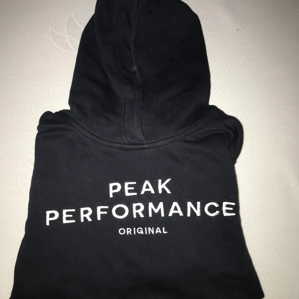 Jätte fin, mörkblå peak performance original hoodie i dam modell, köpte den för 1100kr och har ej använt den särskilt mycket så den är i mycket bra skick. Säljer för 120kr💓 den är i storlek S men funkar lika bra på XS och M☺️. Tröjor & Koftor.