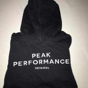 Jätte fin, mörkblå peak performance original hoodie i dam modell, köpte den för 1100kr och har ej använt den särskilt mycket så den är i mycket bra skick. Säljer för 120kr💓 den är i storlek S men funkar lika bra på XS och M☺️