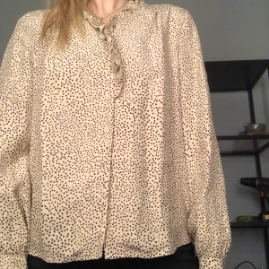 Blus &stories - Beige blus från &other stories i satin-material. 