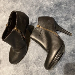 Svarta klackskor - Svarta låga klackskor, fint använda. Lite skada från till (se bild tre).  Frakt tillkommer 