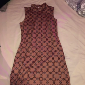 Klänning från Dennis maglic  - Gullig klänning med turtleneck från Dennis maglic använd en gång✨