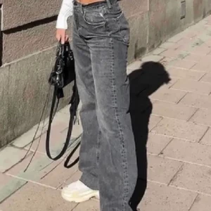 zara jeans - raka populära jeans från zara, men köpte ett par i 34 för dessa var för stora i midjan så säljer dessa. helt nya med prislapp på nypris 399🤎