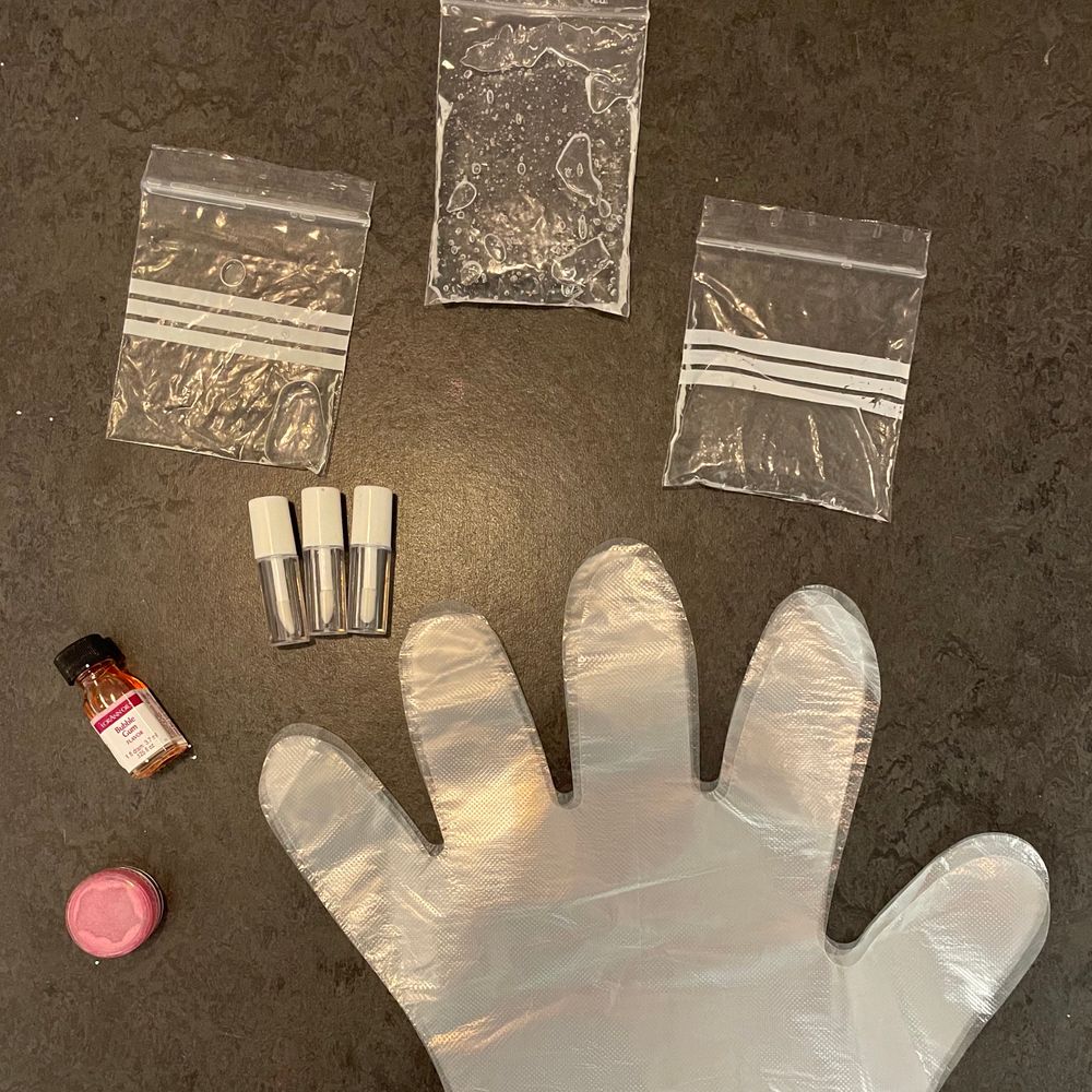 ✨Gör det själv läppglans kit!✨ Allt du behöver för att göra dina egna läppglans!❤️👄🥳 Gör detta för att jag inte tycker att det är kul längre, ser ej att andra gör kit här heller så tänkte att jag kan börja göra det!🥰✨👄 Varje kit innehåller: •Läppglans bas (neutral) •Mandel olja (söt) •Fraktionerad kokosolja EKOLOGISK •Pigment (valfri färg) •Doft/Smak olja (godkända) •Tuber (2 stora elr 3 små) •Handskar 2 par 🥰I LAGER: 2/3 med små tuber~0/1 med stora tuber Priser: Små tuber= 65kr💖👄 Stora tuber: 75kr Fraktfriare: Små tuber=48kr Stora tuber=48kr🛑OBS!🛑 ENDAST TÄNKT ATT DU GÖR SJÄLV ELR MED EN KOMPIS! OM DU SKA GE BORT TILL FAMILJ ANVÄND MINSKYDD OCH UPPSATT HÅR SAMT DISINFEKTERA ALLT! OM DU GÖR SJÄLV BEHÖVS EJ DETTA!❤️ Recepten på hur du gör läppglansen skickar jag över endast efter betalning från köpare pga att det blir fler och fler som gör läppglans och vill ej sprida mina recept hur som helst☺️💖 . Accessoarer.