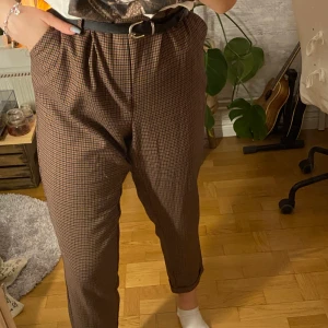 Rutiga kostym byxor - Säljer nu dessa suuper snygga kostymbyxorna i storlek XL men passar en S/M upp till XL om man använder ett skärp!! Köpt för 350kr. Nästan aldrig använda! Säljer för 230kr +frakt🤎 (kan diskutera pris)