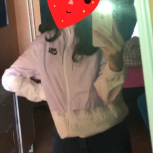 Nike jacka  - Jag har rensat min Garderob, och denna jackan är inte till Användning längre, priset kan diskuteras❤️ ganska ny