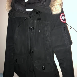 Canada Goose Montebello  - Använd några år men fortfarande i bra skick, och pälsen är i väldigt fint skick. Jackan är köpt på Länna Sport (äkta) och är i storlek petite/XS men skulle definitivt passa någon med strl S. Älskar denna jacka då den är så pass varm och skön, men det är dags för mig att sälja den... kom gärna med bud! 