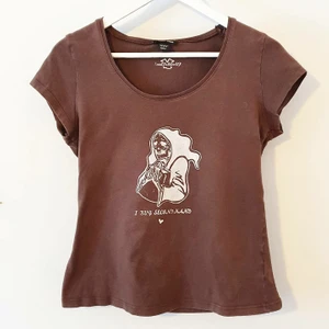 Screentryckt brun t-shirt - "I buy secondhand <3" brun t-shirt 🧡 Storlek: EUR 49-42 (S) Kostnad: 150 kr