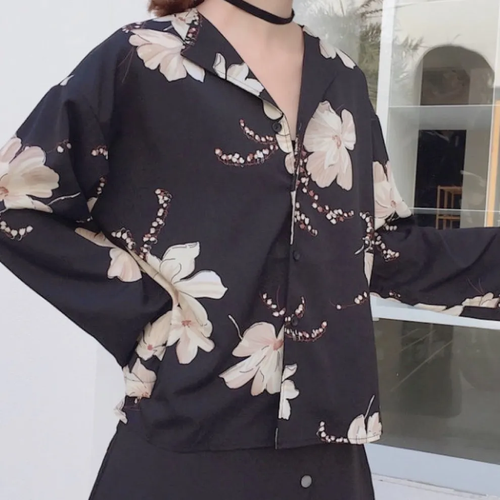 säljer en blommig svart blus från korea! materialet är rätt tunt, och modellen i lite kimono-stil, men mönstret är jättefint och passar bra till både vardags och fest! ✨ frakt tillkommmer! budning vid flera intresserade! kontakta vid frågor! 💌 . Blusar.