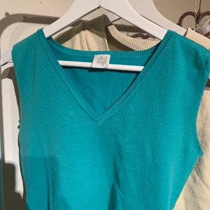 Blå väst - Svinsnygg väst att ha över skjorta eller bara som den är:) 